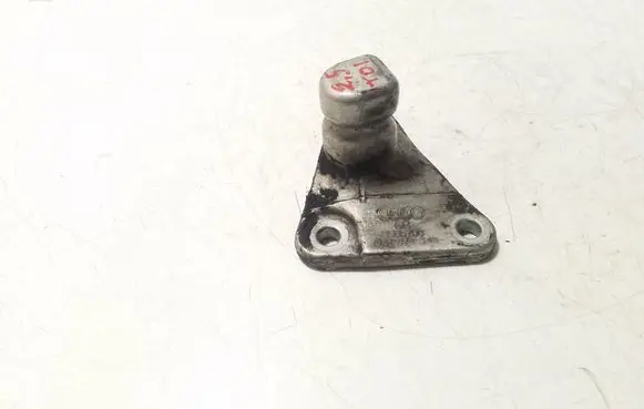 Engine mounting bracket