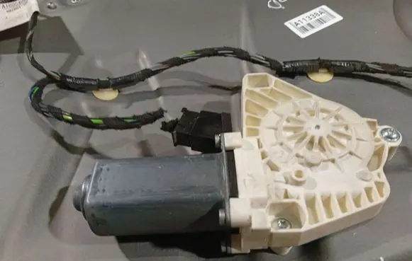 Mercedes-Benz B W245 Front door window regulator motor