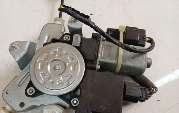 Opel Antara Front door window regulator motor 96673003