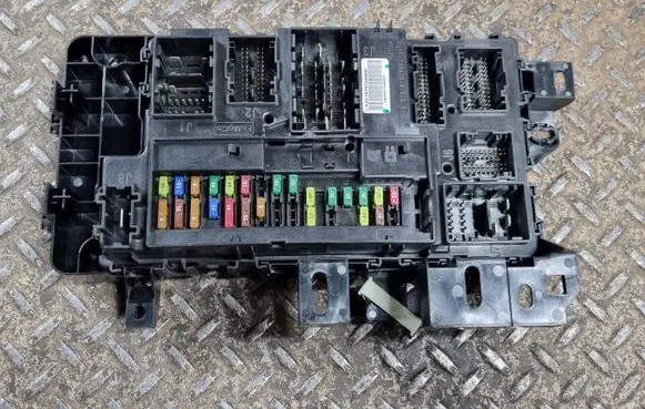 Ford Mustang VI Fuse module JR3T15604HFH DG9T14B476 JR3T15604