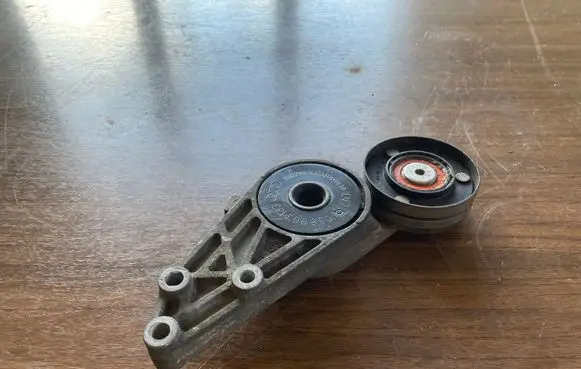 Volkswagen Golf III Alternator belt tensioner 058903133