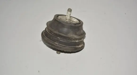 BMW 5 E39 Engine mount bracket