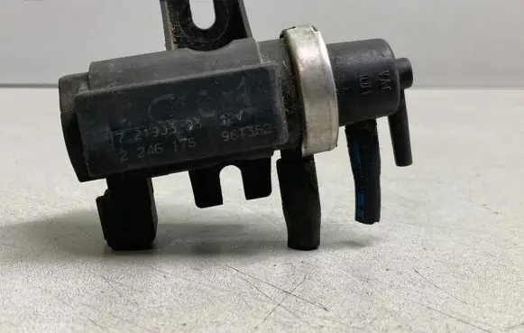 BMW 5 E39 Turbo solenoid valve 72190323 2246175