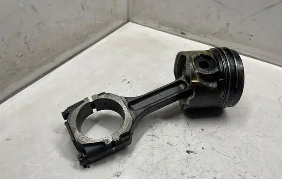 Hyundai Santa Fe Piston with connecting rod