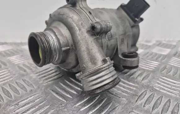 BMW 4 F32 F33 Water pump 7597715