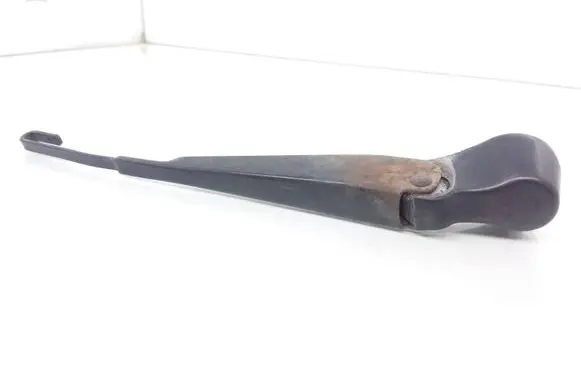 Rear wiper blade arm
