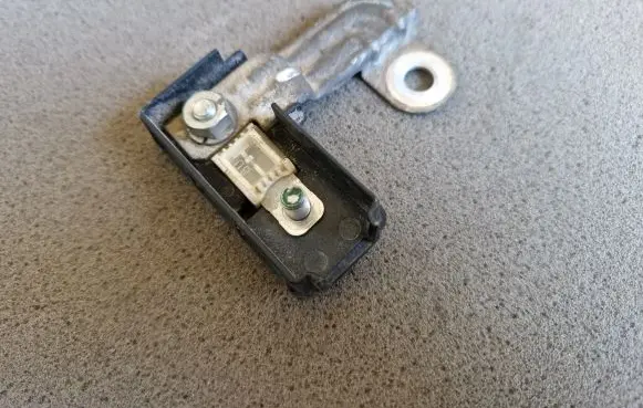 Mitsubishi L200 Battery relay fuse 