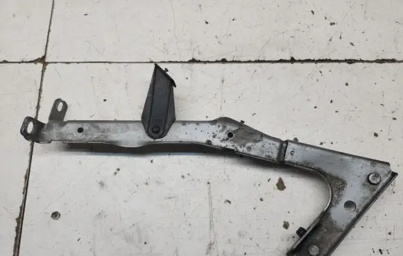 Audi S5 Fender mounting bracket 8T0821135