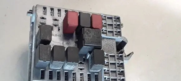 Alfa Romeo 147 Fuse module 46558759 073012 465204294652042246520411