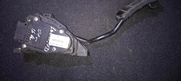 Accelerator throttle pedal