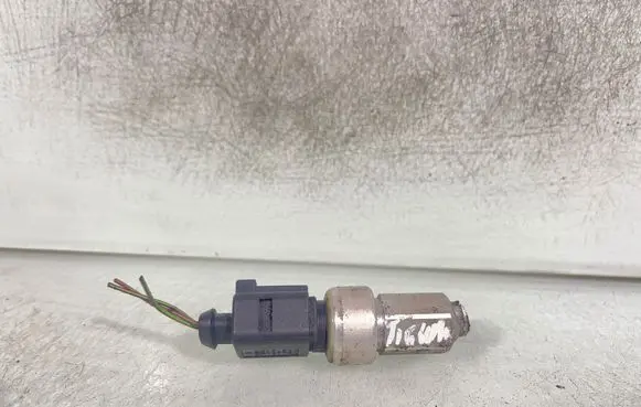 Volkswagen Tiguan Air conditioning (A/C) pressure sensor 