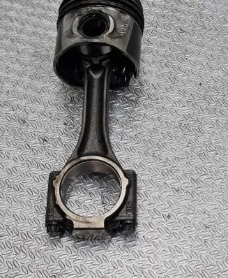 Volkswagen Golf V Piston with connecting rod