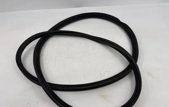BMW iX1 Trunk rubber seal (body)
