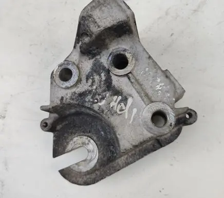 Engine mounting bracket