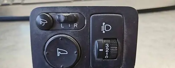 Honda CR-V Wing mirror switch M33212