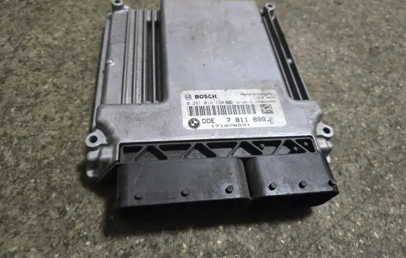 BMW 5 E60 E61 Engine control unit/module 7811898 171076531 0281012190