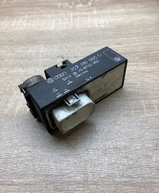 Volkswagen PASSAT B4 Coolant fan relay 357919506D 898722000