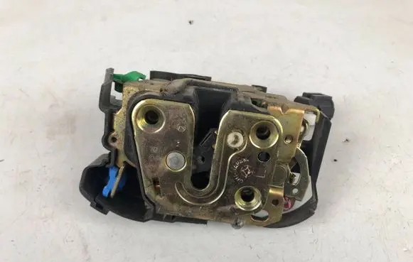 Subaru Impreza II Front door lock 61031FE011 61031FE010