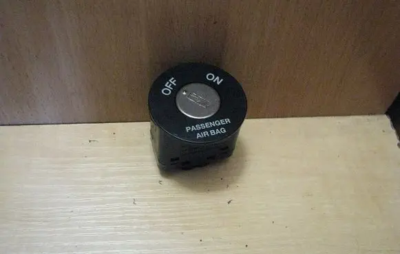 Passenger airbag on/off switch