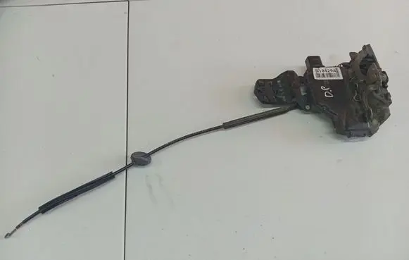 Volkswagen PASSAT B5 Front door lock 3B0837868