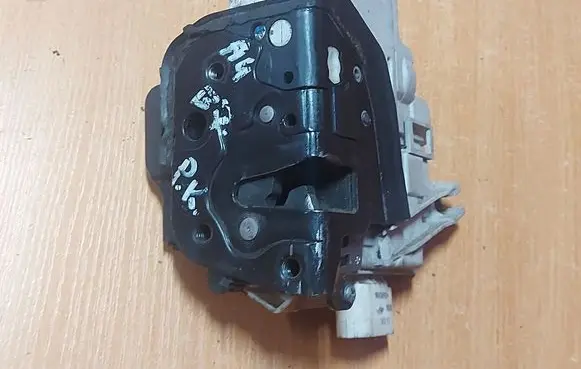 Audi A4 S4 B7 8E 8H Front door lock 8E1837015AA