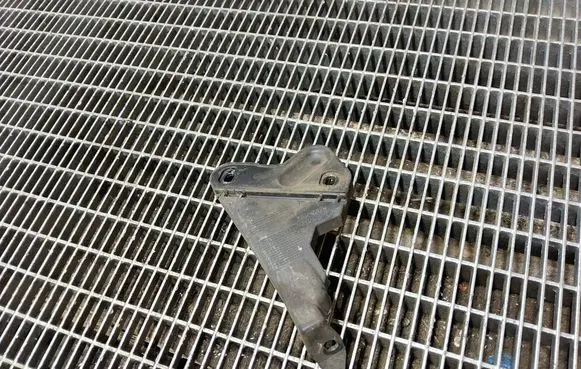Mercedes-Benz B W246 W242 Muffler mount bracket/holder A2468850214