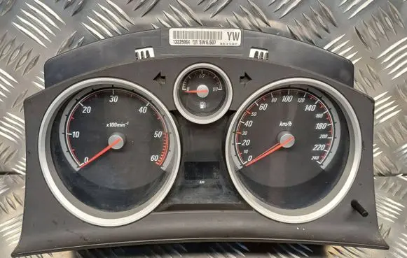 Opel Zafira B Speedometer (instrument cluster) 13225964