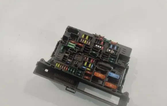 BMW 3 E90 E91 Fuse module 10688710