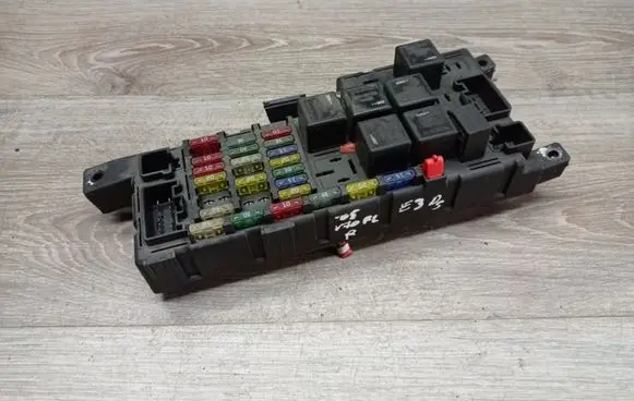 Volvo V70 Fuse module 518828108 30728008