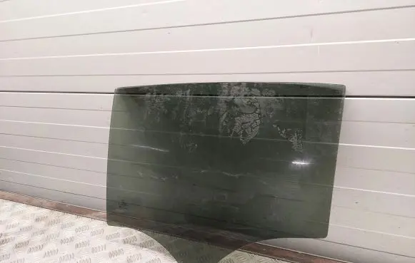 Mercedes-Benz GLA W156 Rear door window glass