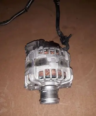 Volkswagen PASSAT B8 Generator/alternator 04L903024T