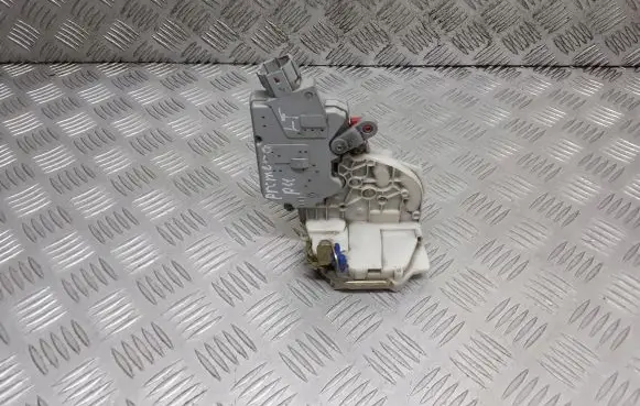Nissan Primera Rear door lock