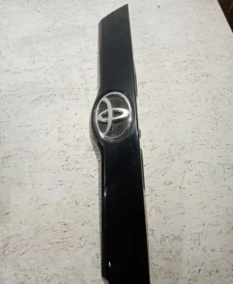 Toyota Avensis T270 Manufacturer badge logo/emblem 76811