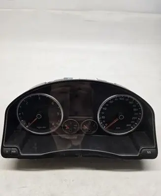 Volkswagen Tiguan Speedometer (instrument cluster) 5N0920870D