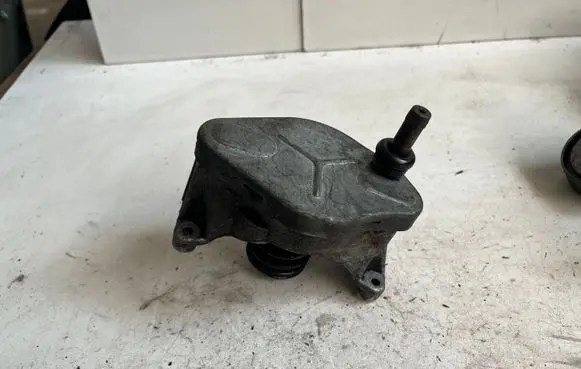 BMW 3 E30 Vacuum pump 1285932B 72077904