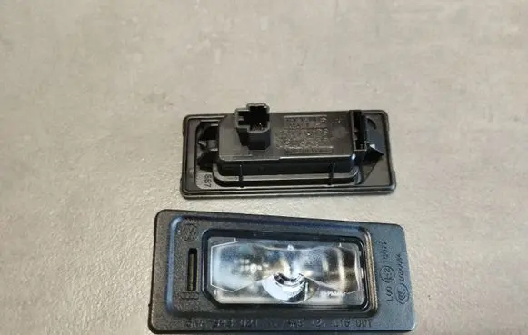 Volkswagen Touran III Number plate light 5NA943021