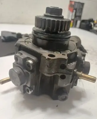 Renault Trafic III (X82) Fuel injection high pressure pump 0445010404