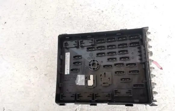 Volkswagen PASSAT B6 Fuse module 3C0937125