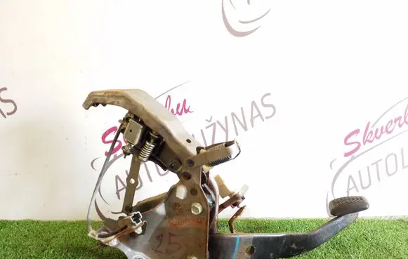 Toyota RAV 4 (XA30) Brake pedal 