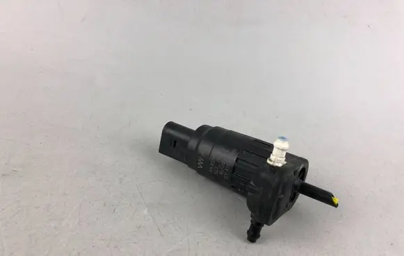 Volkswagen Tiguan Windscreen/windshield washer pump 1K6955651