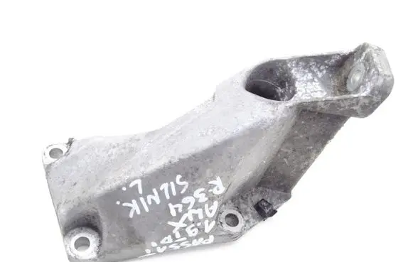 Volkswagen PASSAT B5.5 Engine mounting bracket 8D01993307P