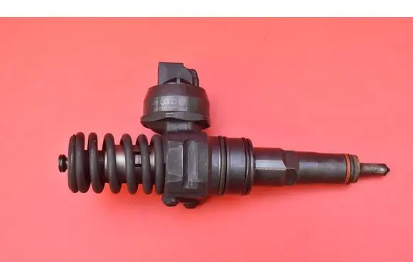Volkswagen Golf IV Fuel injector 038130073AS