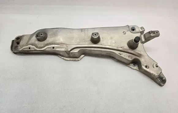 Volvo XC90 Fender mounting bracket 31391777