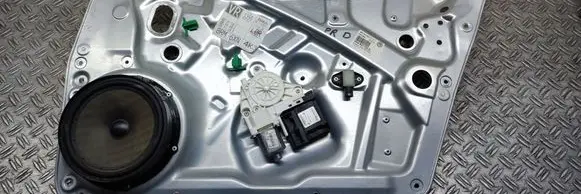 Volkswagen Tiguan Front door window regulator with motor 
