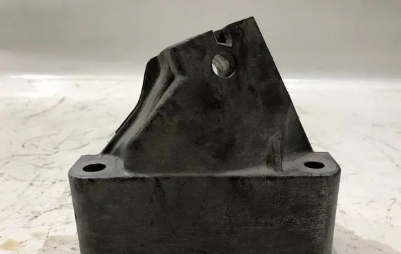 Jeep Grand Cherokee Engine mounting bracket
