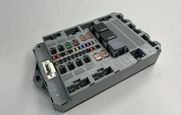 Jaguar XF X250 Fuse module 7370011040 9X2314D628AC A12247794