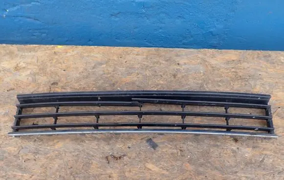 Volkswagen PASSAT B7 Front bumper lower grill 