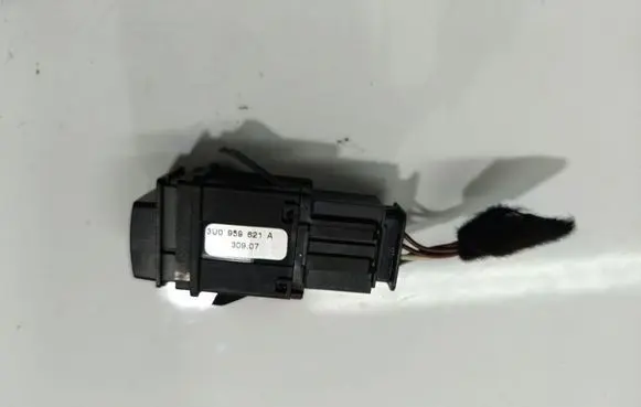 Skoda Superb B5 (3U) Windscreen/window heater switch 3U0959621A