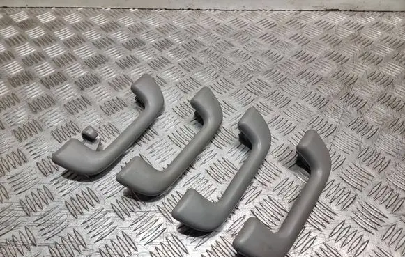 Toyota Yaris A set of handles for the ceiling L1020373