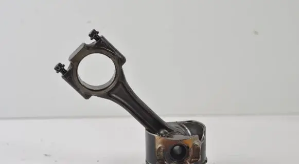 Volkswagen Golf V Piston with connecting rod